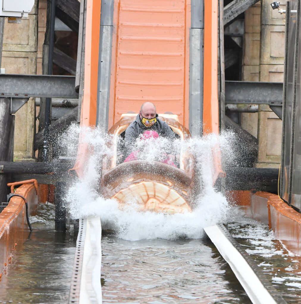 Water splashing theme park ride